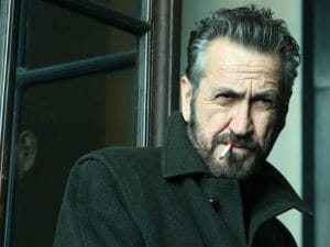 Marco Giallini torna sul set di Rocco Schiavone dopo l’incidente: ripartono le riprese della settima stagione