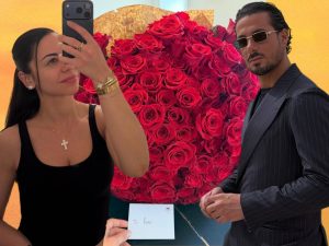 Armando Izzo vuole tornare con la ex moglie: sono sue le rose (e il “Ti amo”) mandate a Titta Angellotti