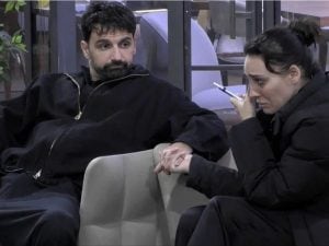 Grande Fratello, Francesca Manzini chiede in lacrime a Raimondo Todaro: “Secondo te sono brutta?”