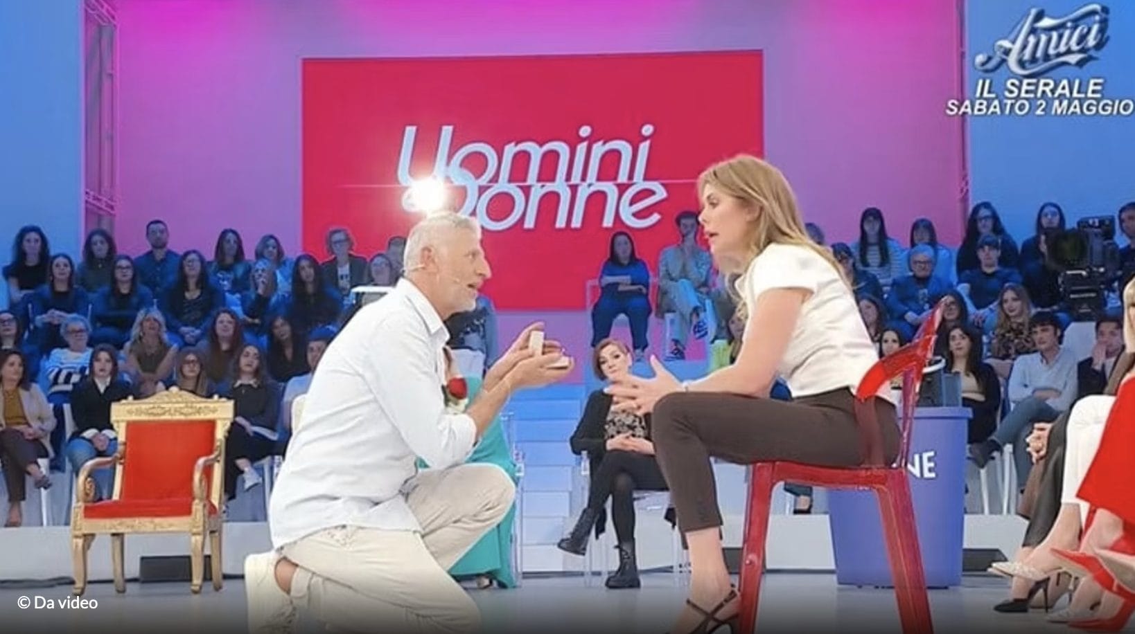 Uomini e Donne, Marco si inginocchia e chiede a Cinzia di essere la sua fidanzata dopo la segnalazione di un'altra donna