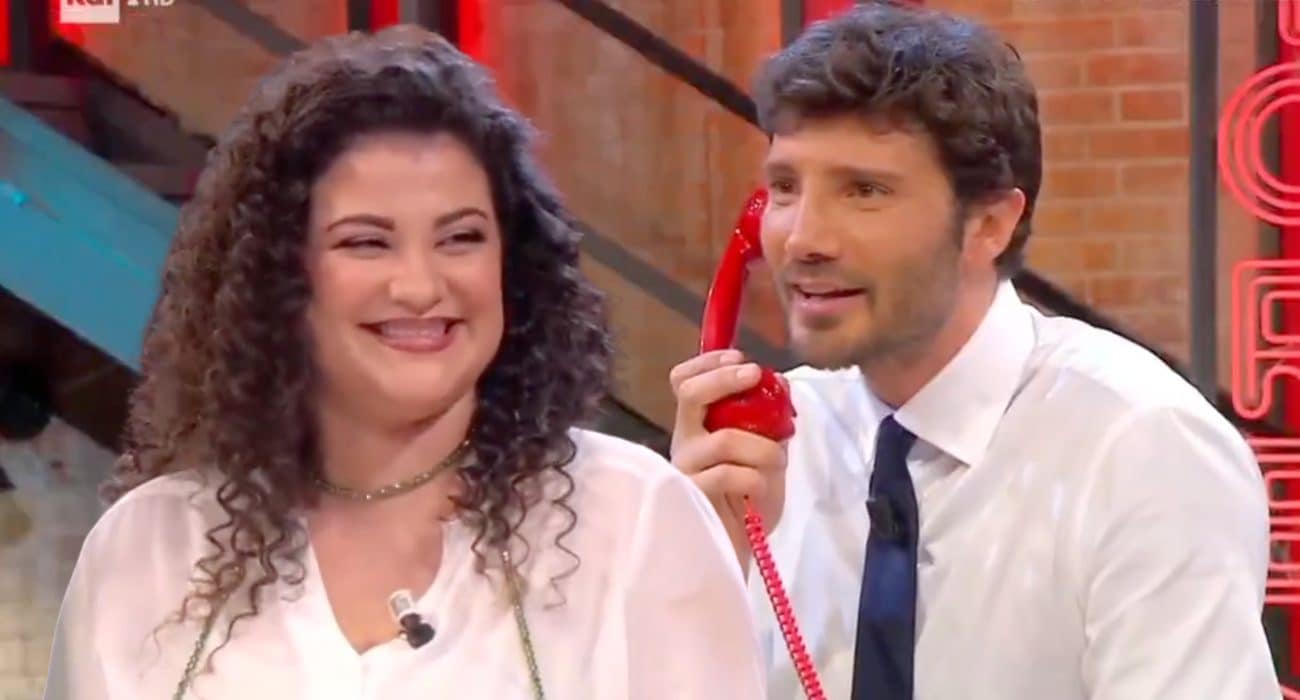 Affari Tuoi, De Martino scherza con la pacchista Sara: "Qui da 36 puntate? Quasi la mia relazione più lunga"