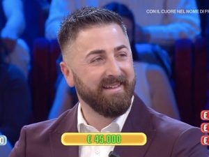 Ad Affari Tuoi Francesco non segue la fortuna: “Devo aiutare la mia famiglia”, Stefano De Martino è d’accordo