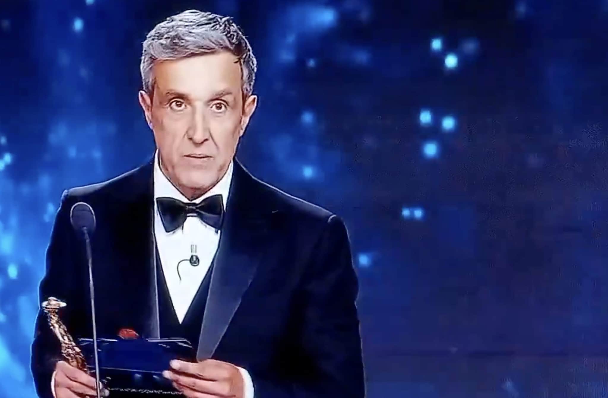 Gaffe di Flavio Insinna sul palco dei David 2026, chiama Bianca Balti ma lei non c'è: "Volevo dirlo insieme"