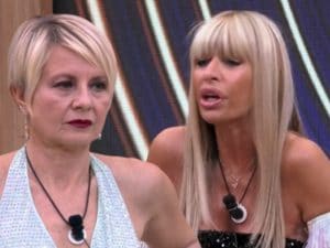 Gf Vip, Alessandra Mussolini è una furia contro Antonella Elia: “Ti avrei rovesciato gli spaghetti in testa”