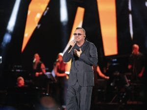 La scaletta del concerto di Gigi D’Alessio su Canale 5: canzoni e ospiti allo stadio Maradona