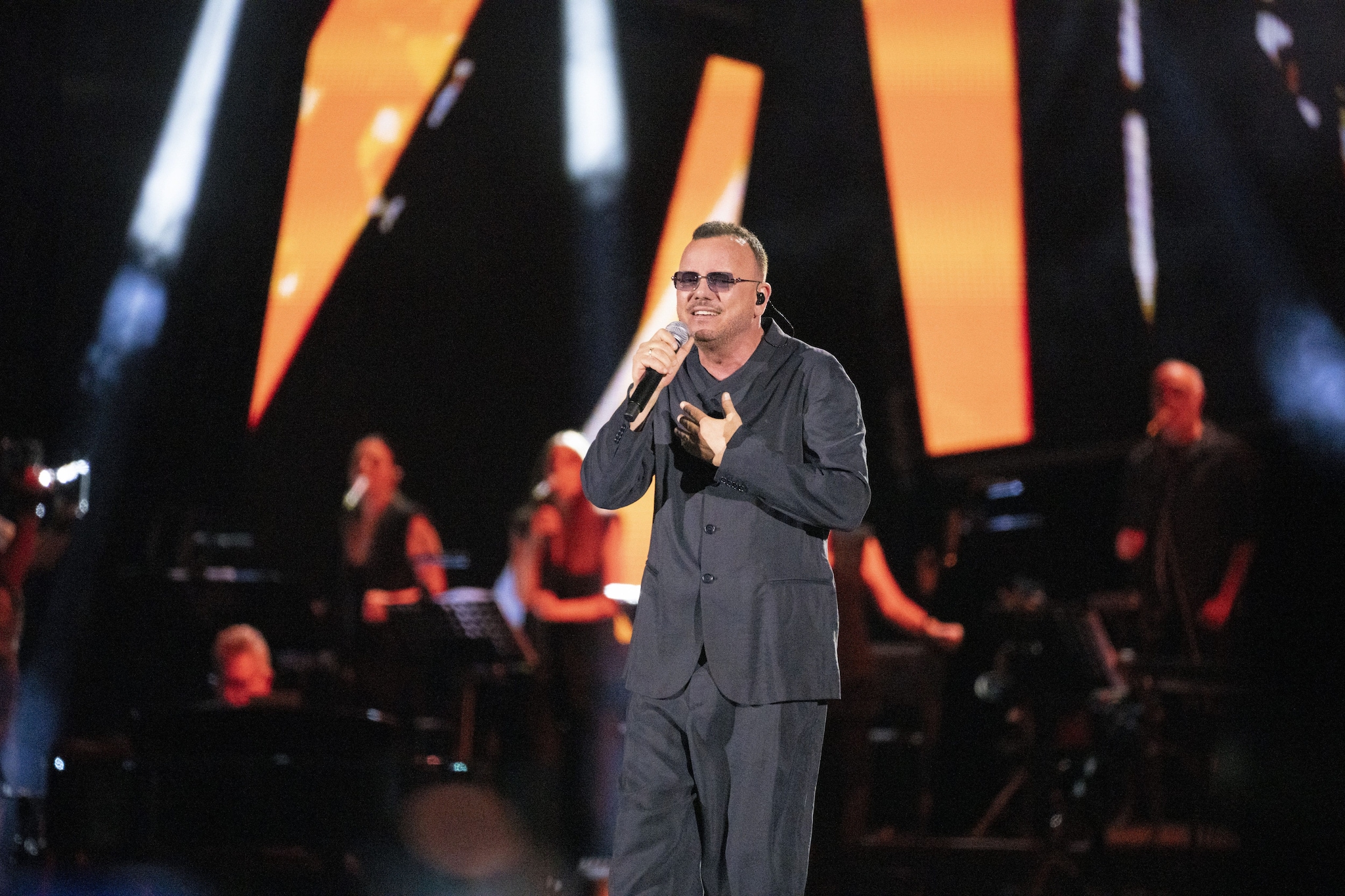 La scaletta del concerto di Gigi D’Alessio su Canale 5: canzoni e ospiti allo stadio Maradona