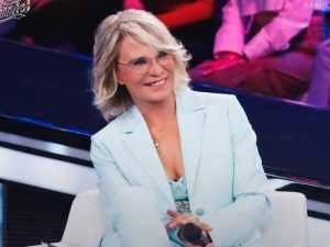 La finale di Amici va in onda domenica 17 maggio: il quinto finalista sarà scelto dal pubblico in diretta