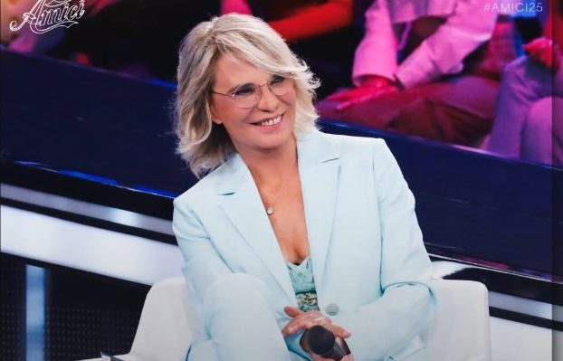 La finale di Amici va in onda domenica 17 maggio: il quinto finalista sarà scelto dal pubblico in diretta