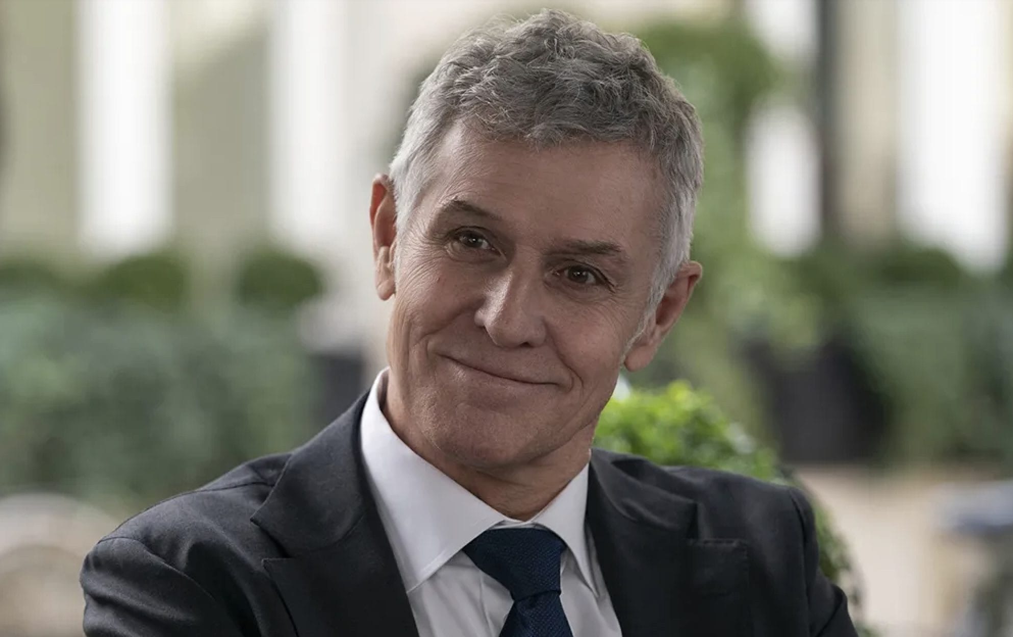 Lutto in Emily in Paris, morto l’attore Pierre Deny: stroncato dalla SLA a 69 anni
