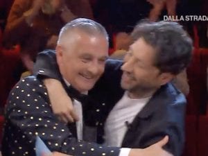 Affari Tuoi, Herbert Ballerina salva la partita di Valiant: “Ora mi devi dare 25mila euro”