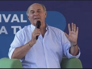 Gerry Scotti: “Io e De Martino d’accordo, vogliamo che i nostri programmi finiscano alle 21.30”
