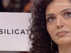 Affari Tuoi, la puntata del 2 maggio: Sara dalle Marche vince 100mila euro grazie alla Regione Fortunata (e al papà lucano)
