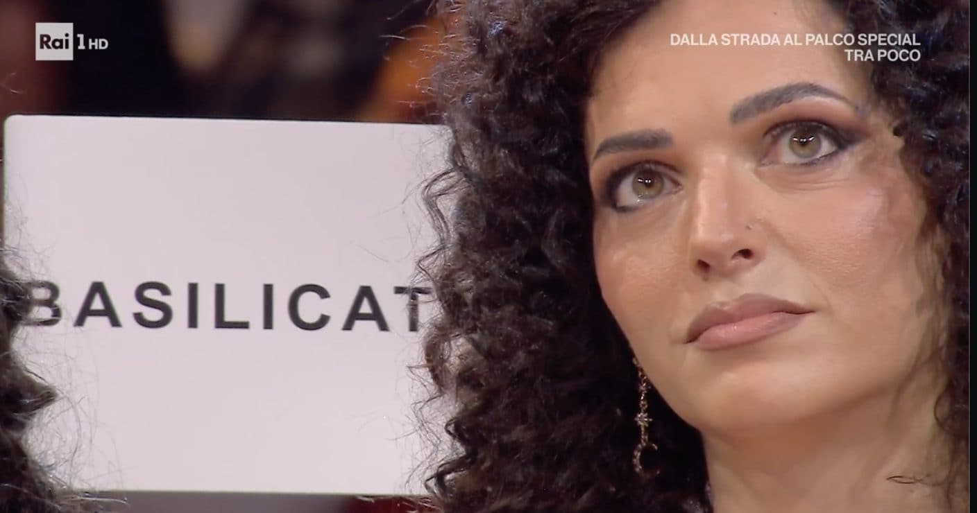 Affari Tuoi, la puntata del 2 maggio: Sara dalle Marche vince 100mila euro grazie alla Regione Fortunata (e al papà lucano)
