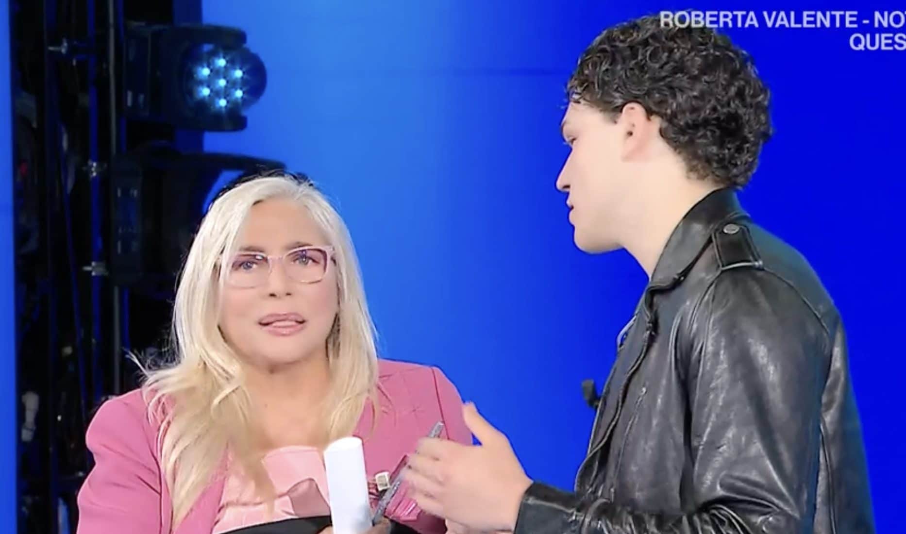 Gaffe di Venier a Domenica In, dimentica l'ospite Nicolò Filippucci e poi sbotta: "Non si può lavorare così"