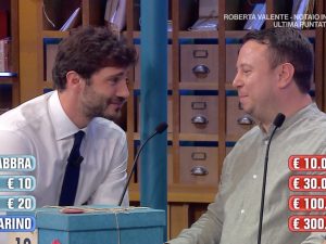 Stefano De Martino gioca a fare il postino di C’è posta per te ad Affari Tuoi: “Ciao Maria”