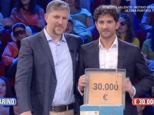 Affari Tuoi, la puntata del 10 maggio: Raffaele dalla Puglia vince 30mila euro grazie a un segno del destino