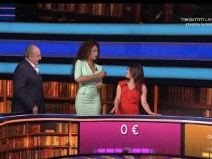 A La Ruota della Fortuna Arianna in bancarotta per 4 volte, Scotti e Samira usano il rito del sale: “Mai successo”