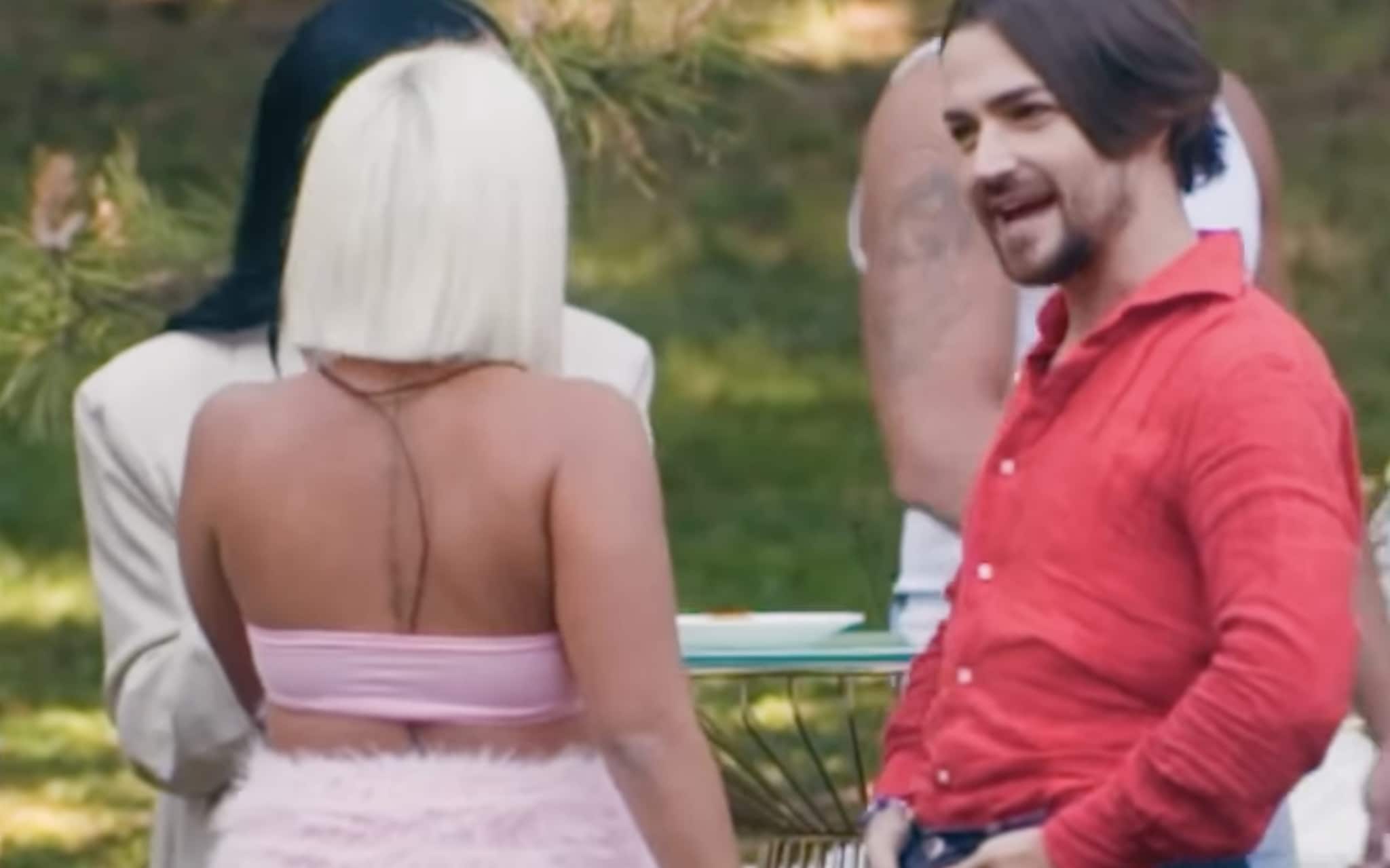 Uno dei rari momenti dove Valerio Scanu si vede interagire con La Giss: "Hai fatto anche un dottorato?". Si parlava della ricerca del "pesciolone".