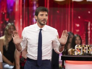 Perché Stefano De Martino gira concerti e Festival come il Mi Ami: al via lo studio dei cantanti per Sanremo 2027