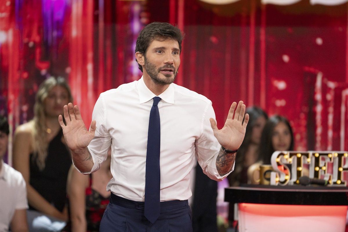 Perché Stefano De Martino gira concerti e Festival come il Mi Ami: al via lo studio dei cantanti per Sanremo 2027