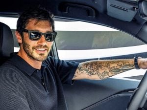 La reazione di De Martino all’auto vandalizzata, sulla fiancata un insulto: “L’importante è lasciare un segno”