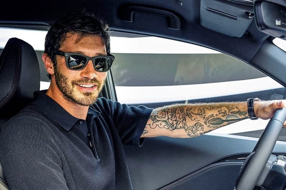 La reazione di De Martino all'auto vandalizzata, sulla fiancata un insulto: "L'importante è lasciare un segno"