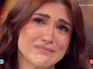 Affari tuoi, Chiara in lacrime: “Questo pacco è il segno che mamma è con me”, De Martino dà dell’ignorante a Herbert