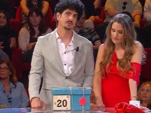 Brigitta ad Affari Tuoi vince 50 mila euro: beffato il dottore, aveva provato a “imbrogliarla” sul finale