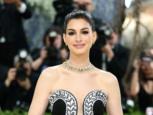 Anne Hathaway rivela la cecità decennale a un occhio