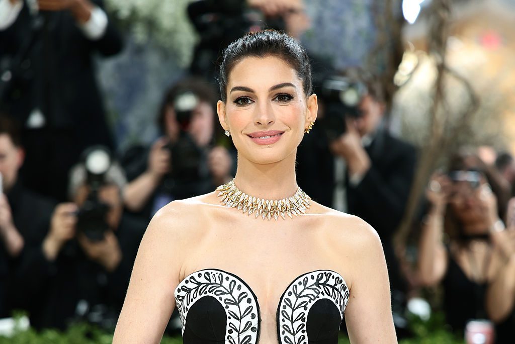 Anne Hathaway rivela: "Sono stata cieca da un occhio per dieci anni. Avevo una cataratta a esordio precoce"
