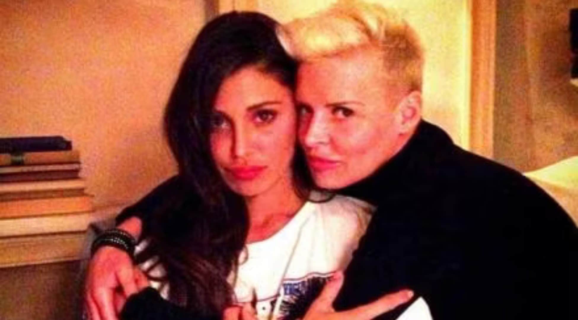 Malore Belén Rodriguez, la versione degli amici: “Si era solo bloccata la porta del bagno”