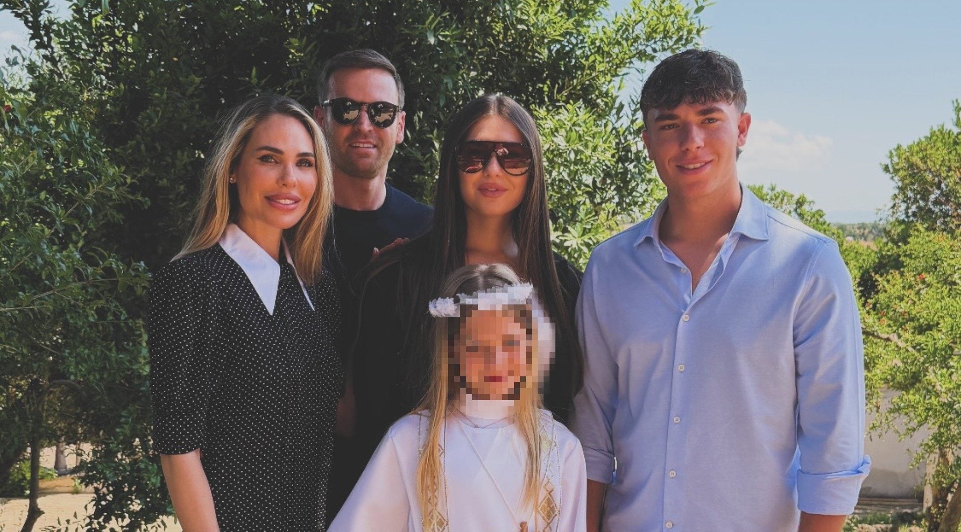 Isabel fa la comunione con mamma Ilary Blasi e Bastian: assente Totti, è alle Maldive con Noemi Bocchi