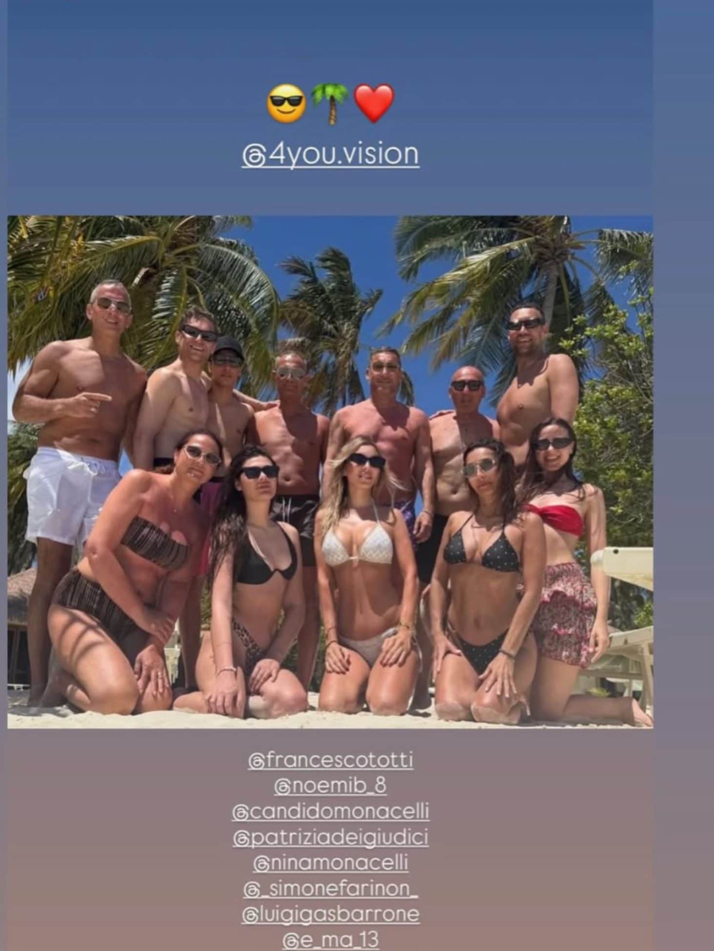 Totti alle Maldive insieme a Noemi Bocchi e a un gruppo di amici