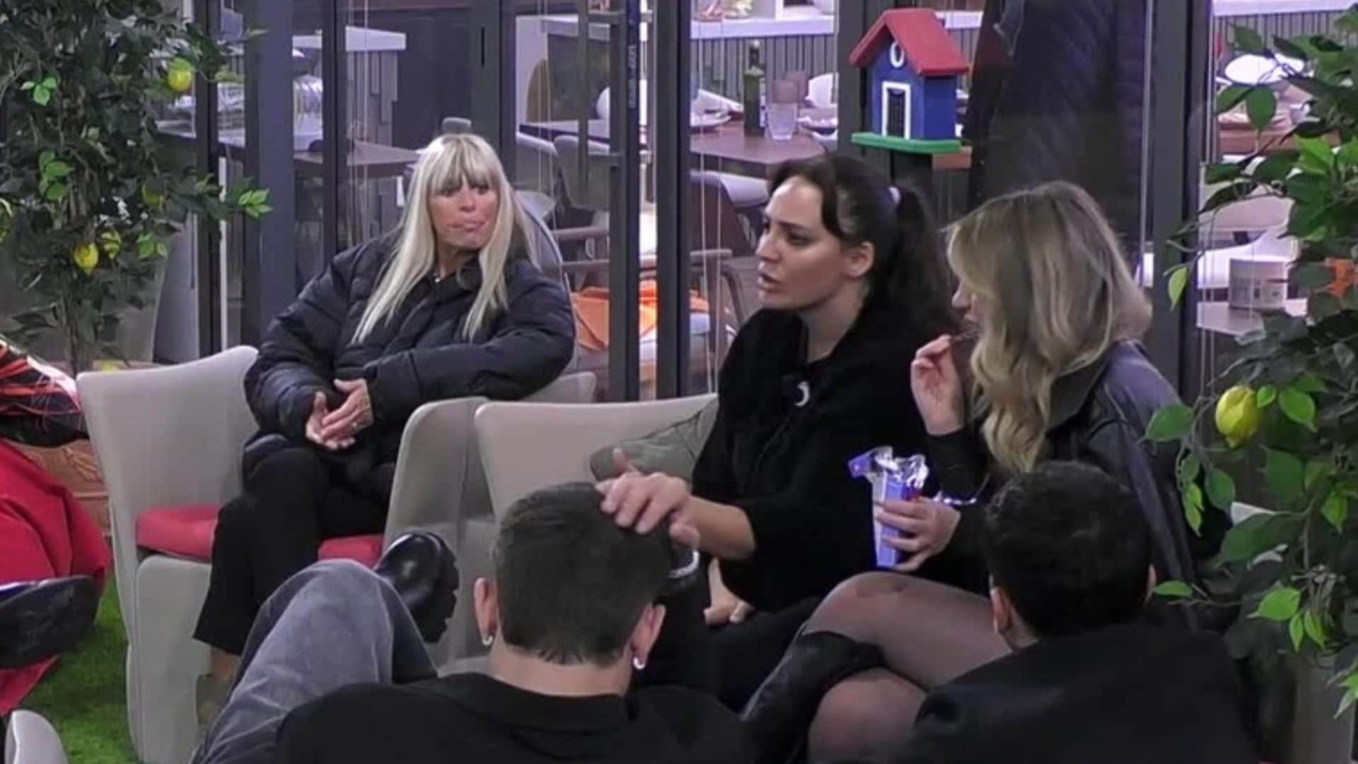 Esplode la tensione al GF Vip, Alessandra Mussolini stufa di Francesca Manzini: "Falsona, litighi per le clip"