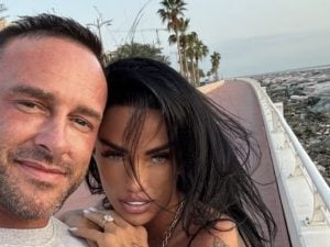 Katie Price e il marito scomparso dopo il matrimonio: indaga l’Interpol, ma c’è il dubbio che sia tutto uno show