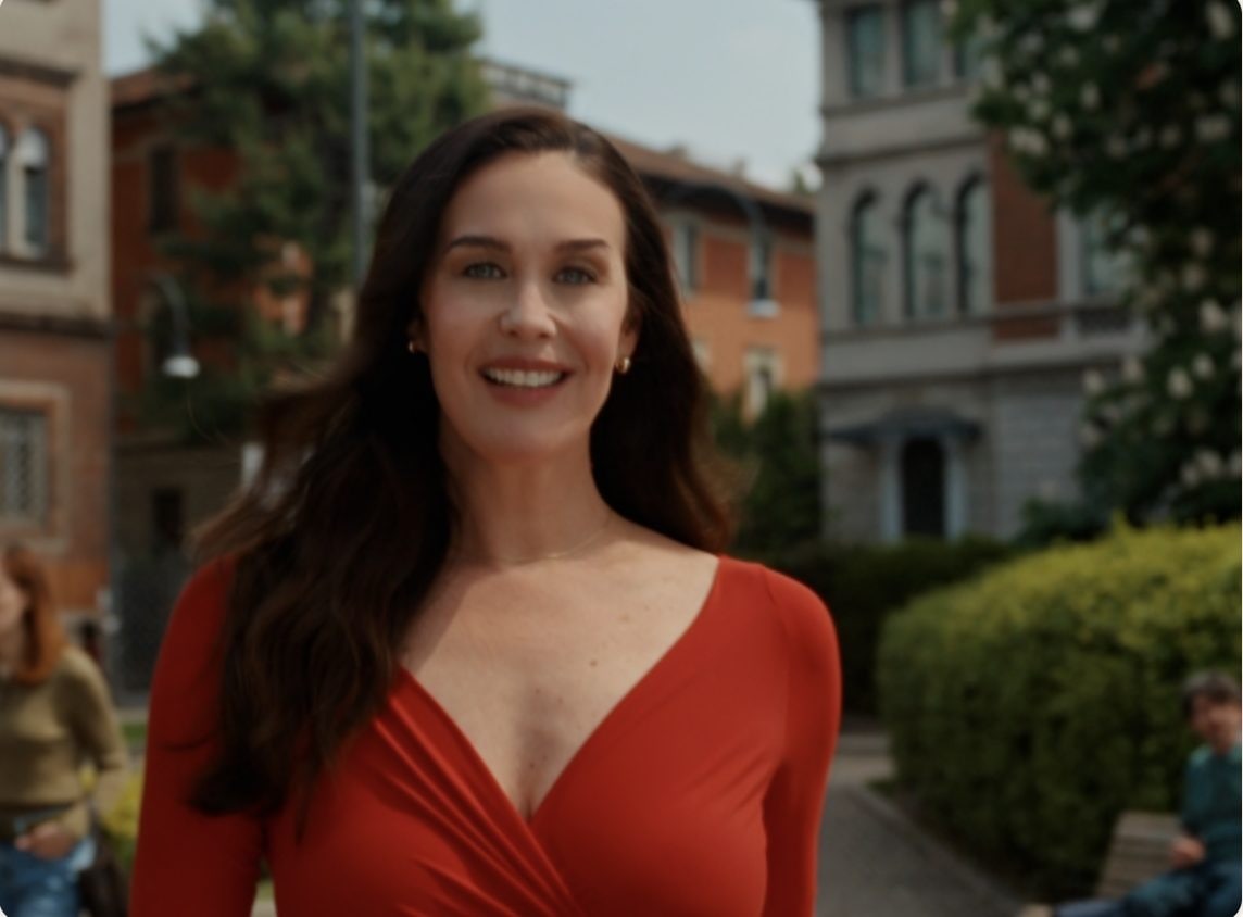 Megan Gale torna in Italia per uno spot pubblicitario: oltre vent'anni fa la campagna Omnitel la rese un'icona