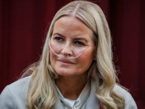La principessa Mette-Marit in pubblico con l’ossigeno, il principe Haakon: “La fibrosi polmonare peggiora”