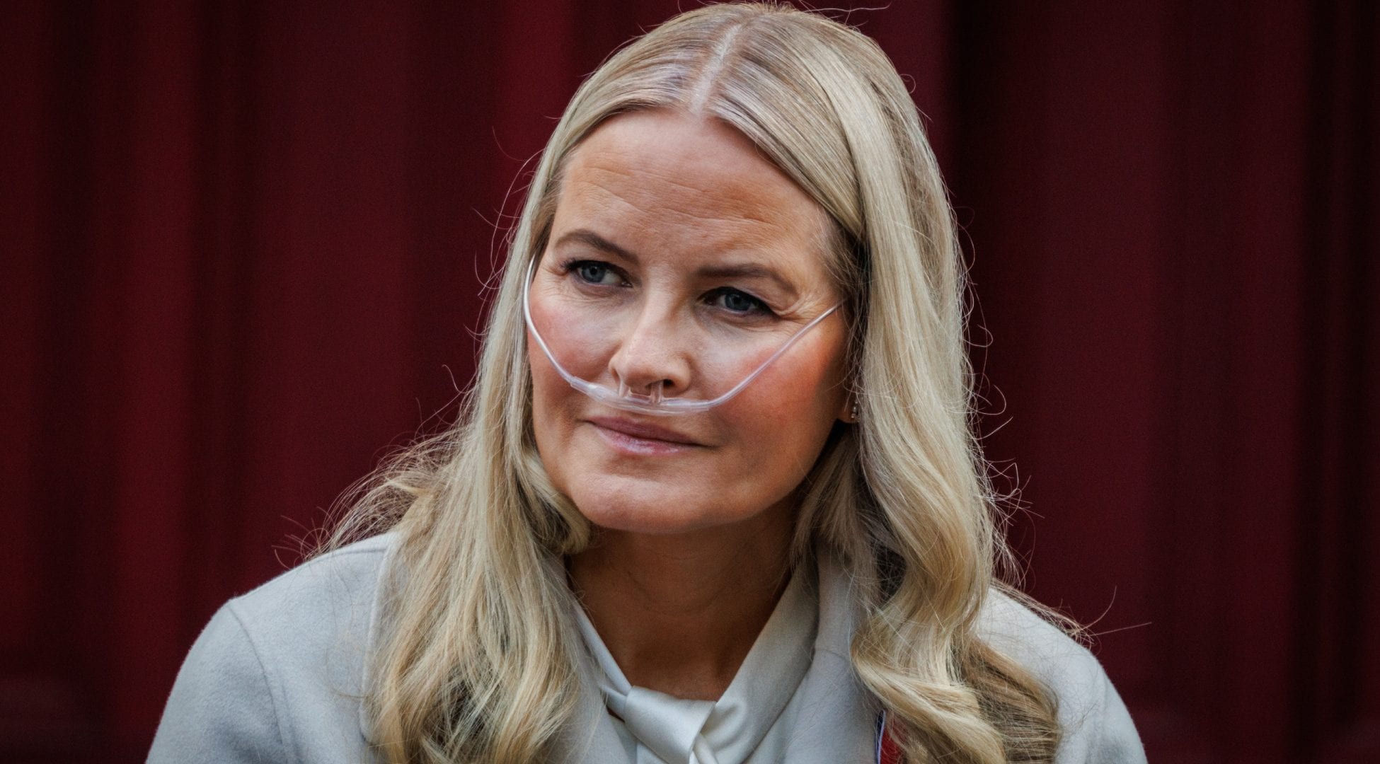 La principessa Mette-Marit in pubblico con l’ossigeno, il principe Haakon: “La fibrosi polmonare peggiora”