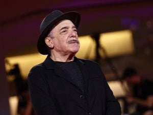 Nino Frassica e la soluzione per la prima serata: “Un gossip in meno, niente 5 Minuti di Vespa e un pacco in meno”