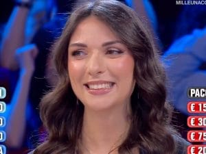 Emanuela incinta ad Affari tuoi, ha 200mila euro ma accetta l’offerta del Dottore: “Ho delle responsabilità”