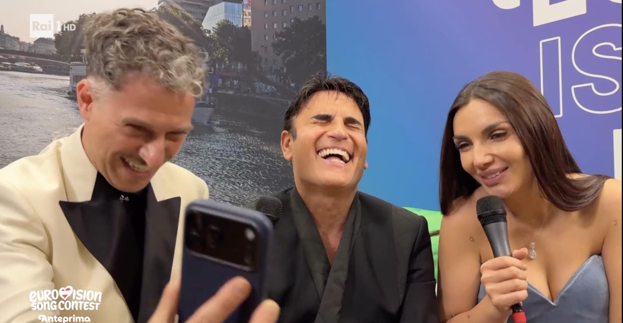 Carlo Conti fa una sorpresa a Sal Da Vinci prima della finale di Eurovision: "Lo devo a te se sono qui"