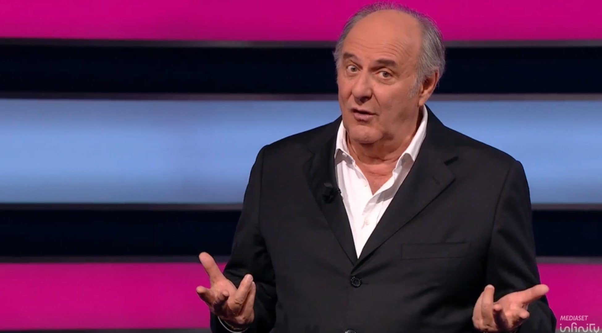 50 sfumature di grigio a La Ruota della Fortuna, Gerry Scotti finge di non averlo letto: “È un libro sui colori?”