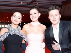 L’amicizia tra Selena Gomez, Brooklyn Beckham e Nicola Peltz si è raffreddata dopo le nozze con Benny Blanco