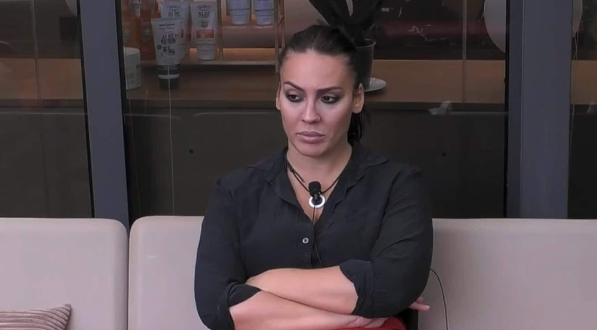 Francesca Manzini si isola dal gruppo al GF Vip: “Disgustose le critiche contro di me”
