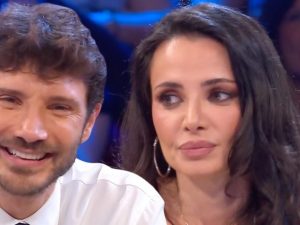 Affari Tuoi, De Martino stregato da Elena che cambia pacco tre volte: “È la partita migliore di tutte”