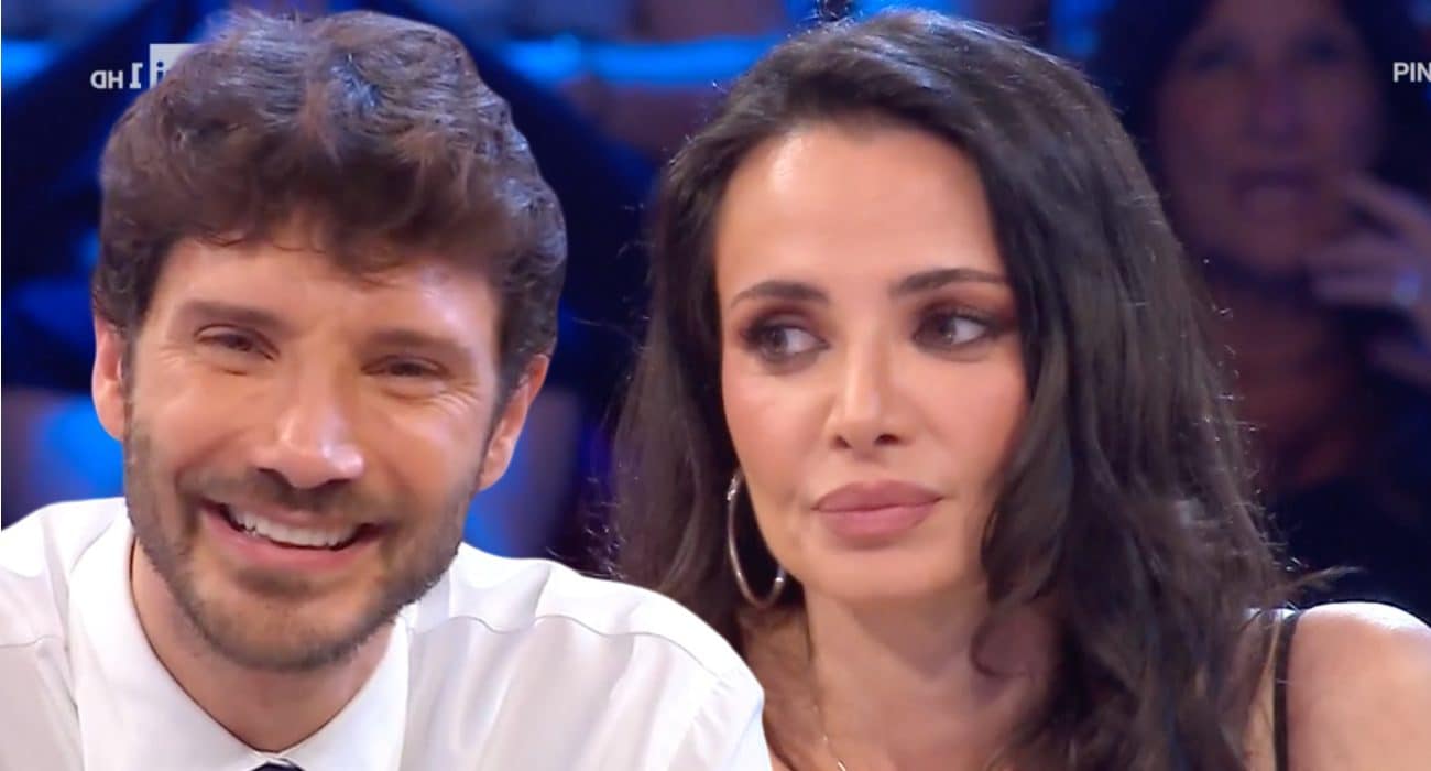 Affari Tuoi, De Martino stregato da Elena che cambia pacco tre volte: "È la partita migliore di tutte"