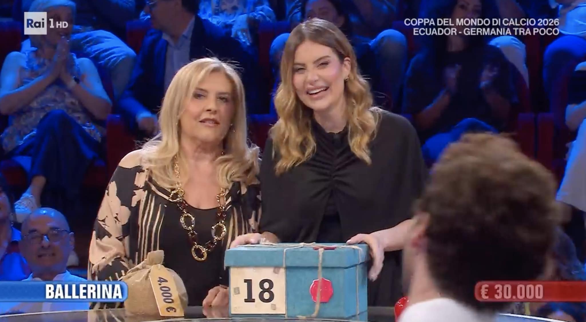 Ad Affari Tuoi Stefano De Martino e Herbert scommettono una vacanza a Saint Tropez, Maria Vittoria: "Vengo anch'io?"