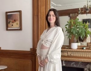 L'annuncio del terzo figlio con il marito Adam Shulman: "Tesoro, sono tua"