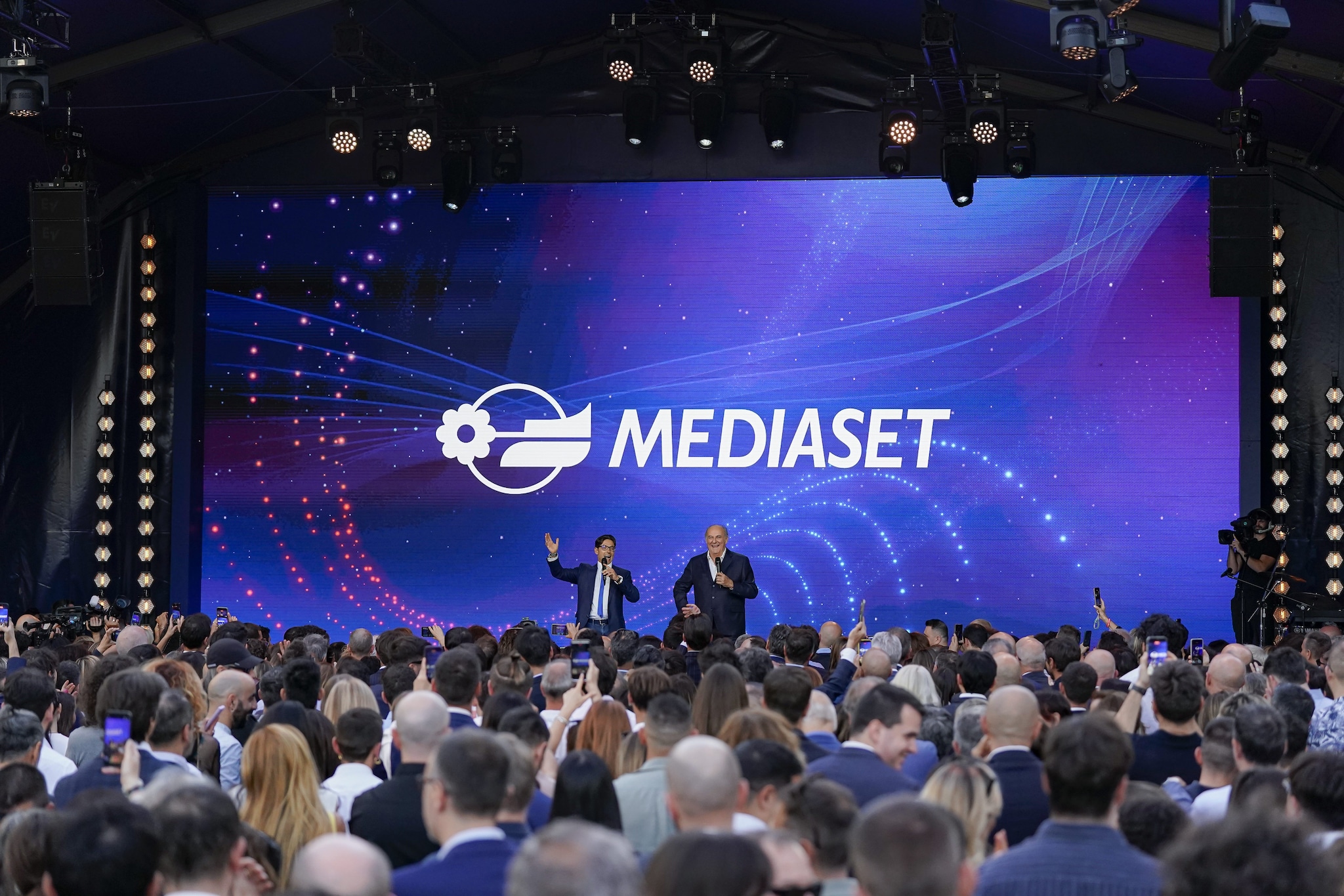 Canale 5 cambia palinsesto oggi 13 giugno: in onda lo speciale "Mediaset siamo Noi" in ricordo di Berlusconi