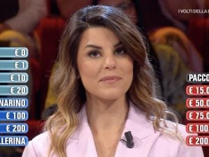 Ad Affari Tuoi Denise non segue la sorella e accetta 50mila euro del Dottore, De Martino: “Ha l’intuito al contrario”